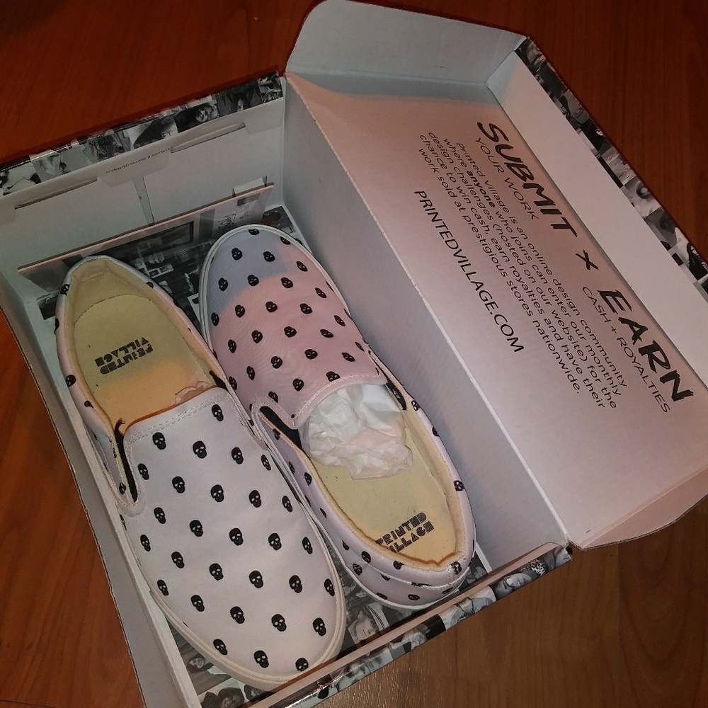 Printed Village sz 9 skull print canvas